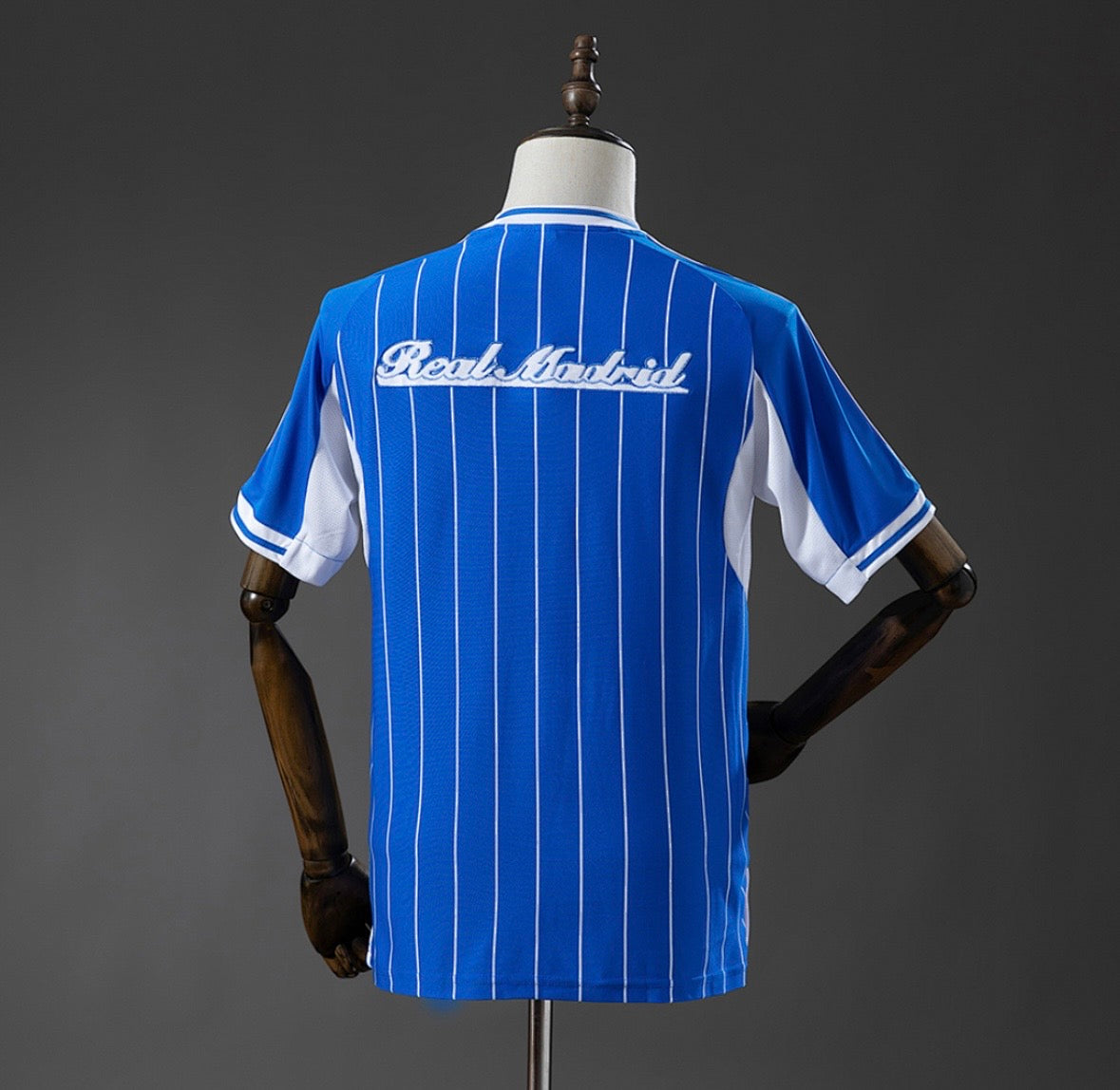Maillot Real Madrid édition baseball 25/26 bleu et blanc à rayures