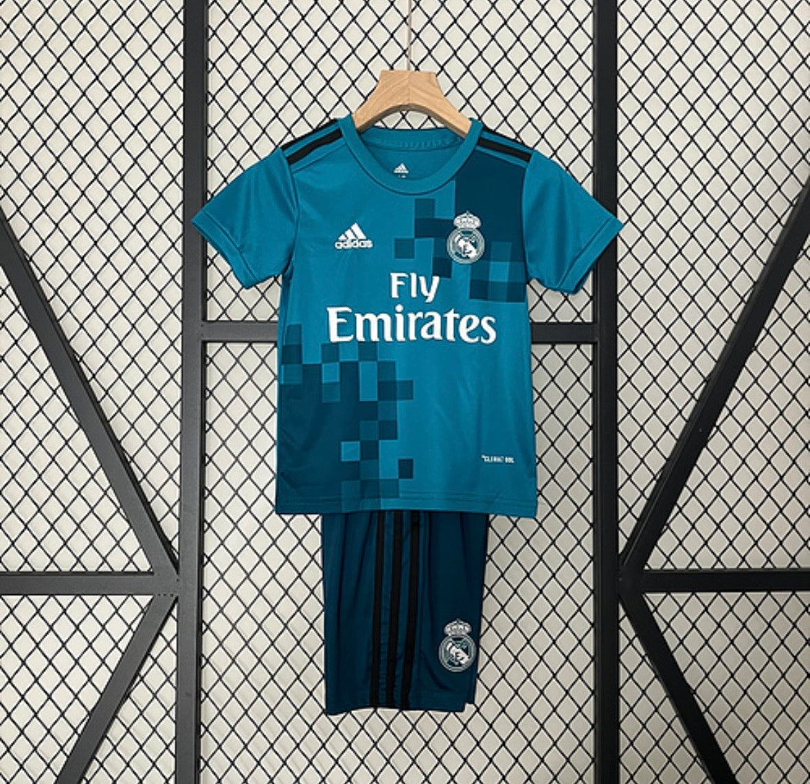 Maillot Real Madrid rétro 17/18 bleu pour enfants