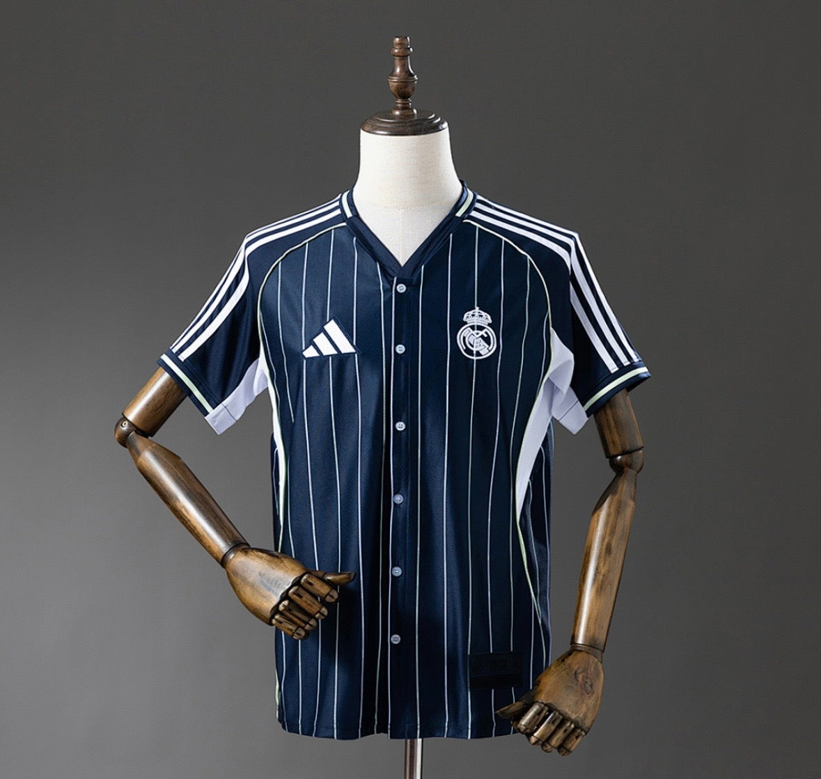 Maillot Real Madrid édition baseball 25/26 bleu marine à rayures
