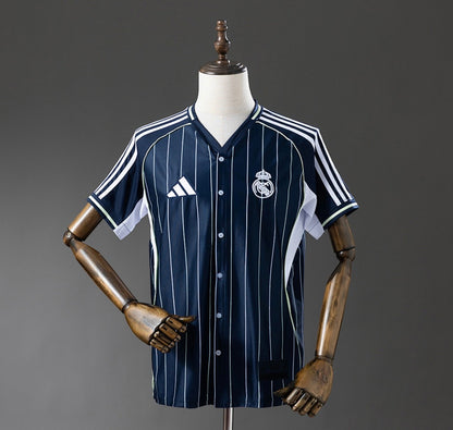 Maillot Real Madrid édition baseball 25/26 bleu marine à rayures