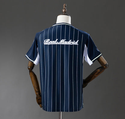 Maillot Real Madrid édition baseball 25/26 bleu marine à rayures