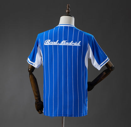 Maillot Real Madrid édition baseball 25/26 bleu et blanc à rayures