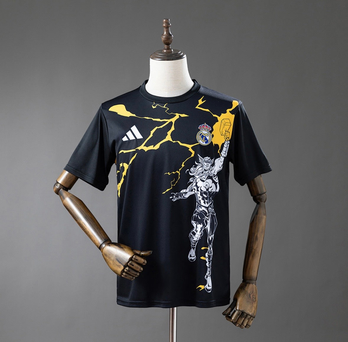 Maillot Real Madrid 25/26 Avengers - Avant-match (Noir)