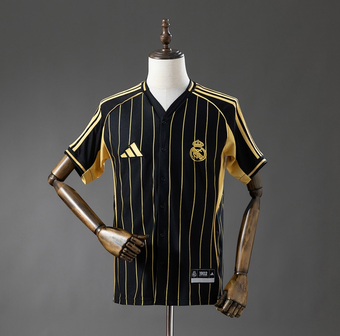 Maillot Real Madrid édition baseball 25/26 noir et Or à rayures